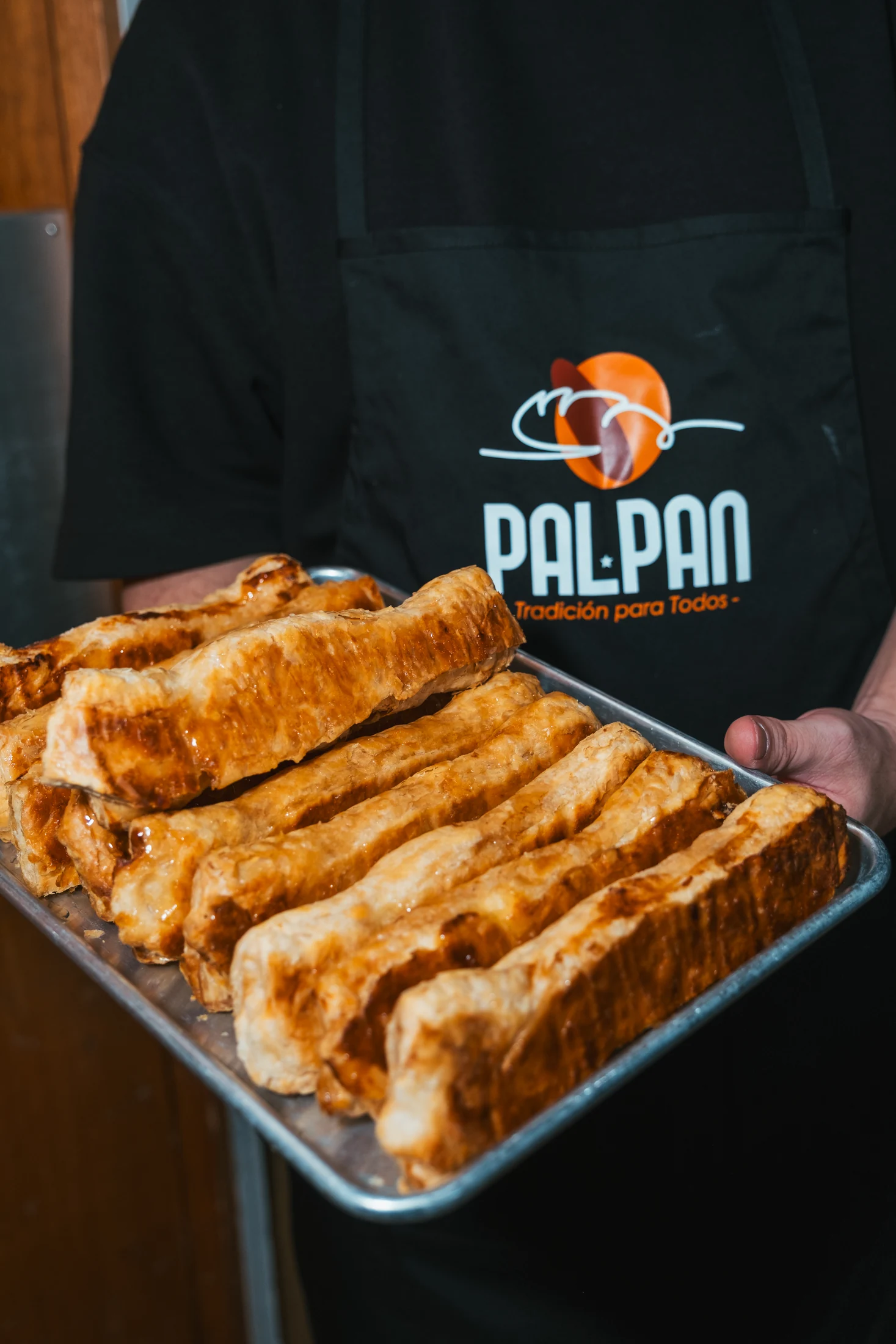 Equipo de PalPan con una bandeja de repostería recién preparada