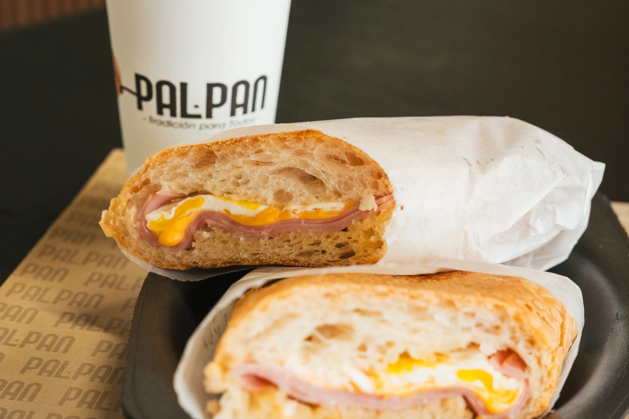 Sándwich de jamón, queso y huevo