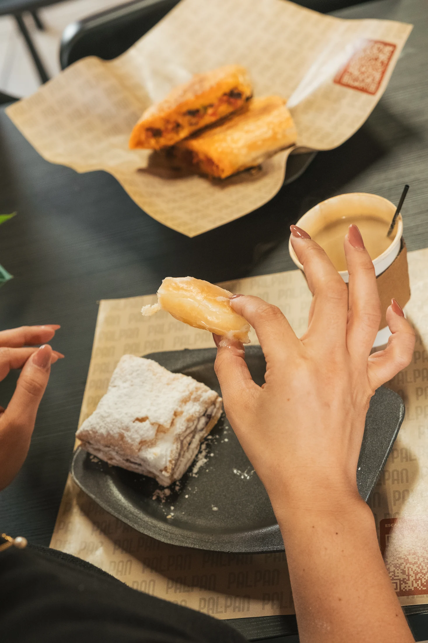 Café y repostería en una mesa de PalPan